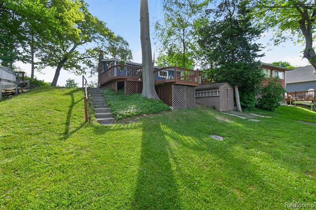 1717 Triangle Lake Road, Howell, MI 48843