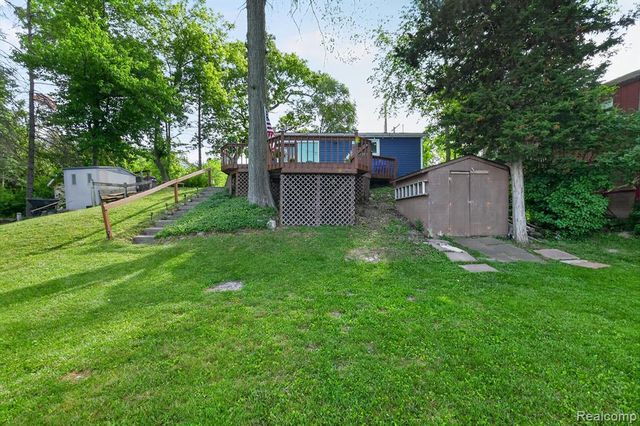1717 Triangle Lake Road, Howell, MI 48843