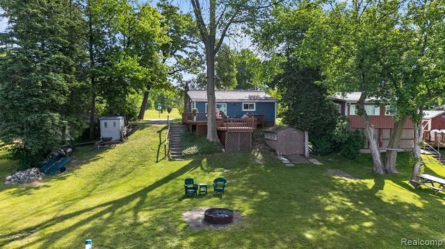 1717 Triangle Lake Road, Howell, MI 48843