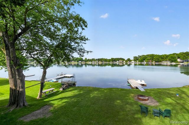 1717 Triangle Lake Road, Howell, MI 48843