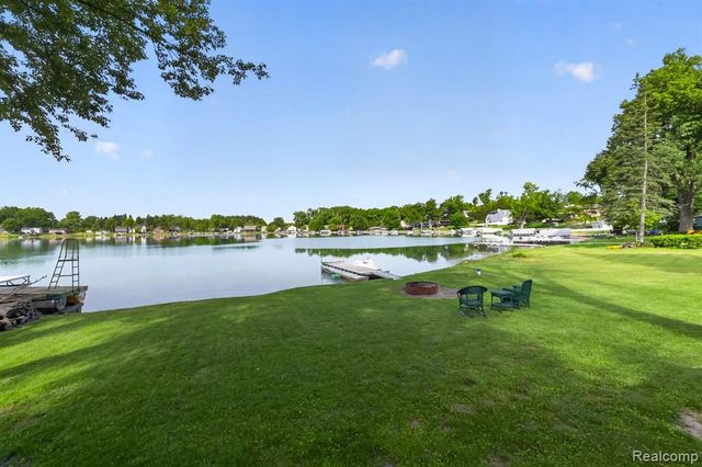 1717 Triangle Lake Road, Howell, MI 48843