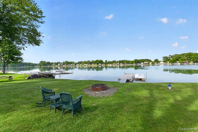 1717 Triangle Lake Road, Howell, MI 48843