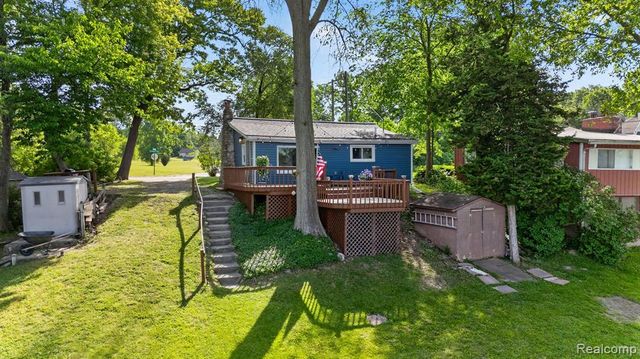 1717 Triangle Lake Road, Howell, MI 48843