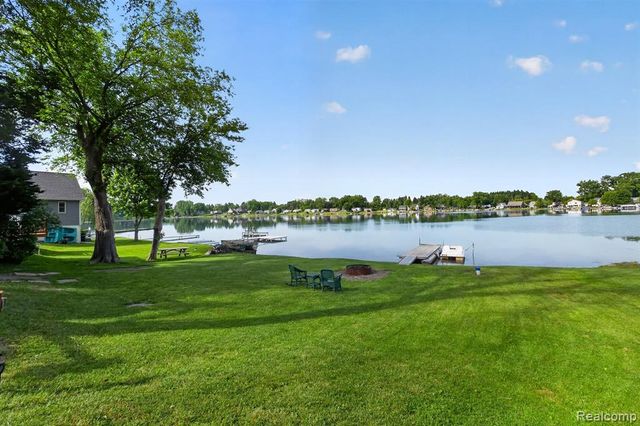 1717 Triangle Lake Road, Howell, MI 48843