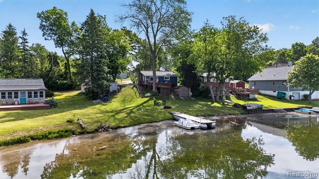 1717 Triangle Lake Road, Howell, MI 48843