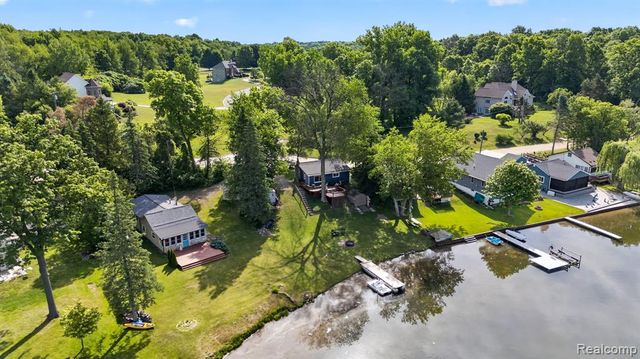 1717 Triangle Lake Road, Howell, MI 48843