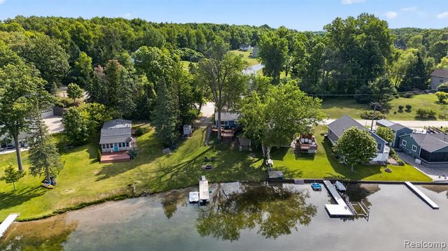 1717 Triangle Lake Road, Howell, MI 48843