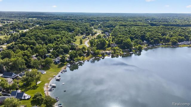 1717 Triangle Lake Road, Howell, MI 48843