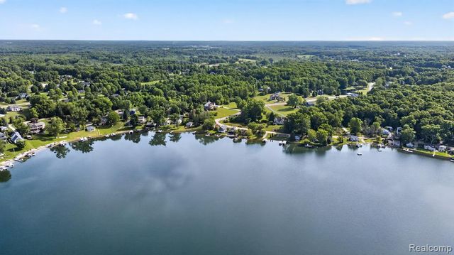 1717 Triangle Lake Road, Howell, MI 48843