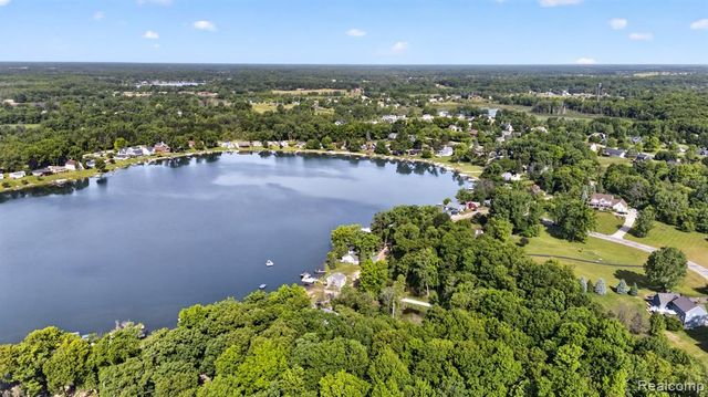 1717 Triangle Lake Road, Howell, MI 48843
