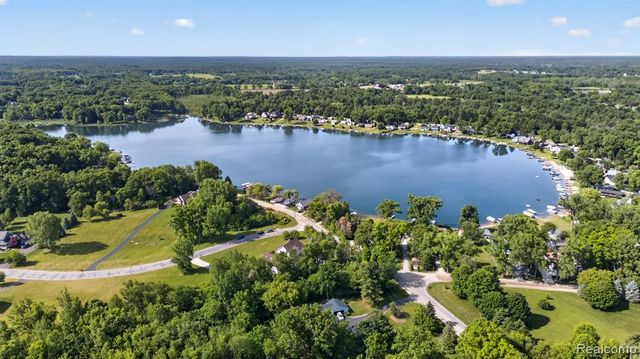 1717 Triangle Lake Road, Howell, MI 48843