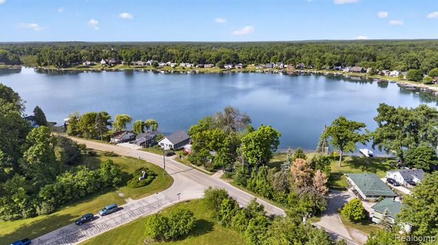 1717 Triangle Lake Road, Howell, MI 48843