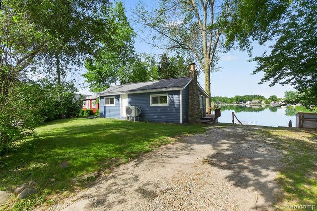 1717 Triangle Lake Road, Howell, MI 48843