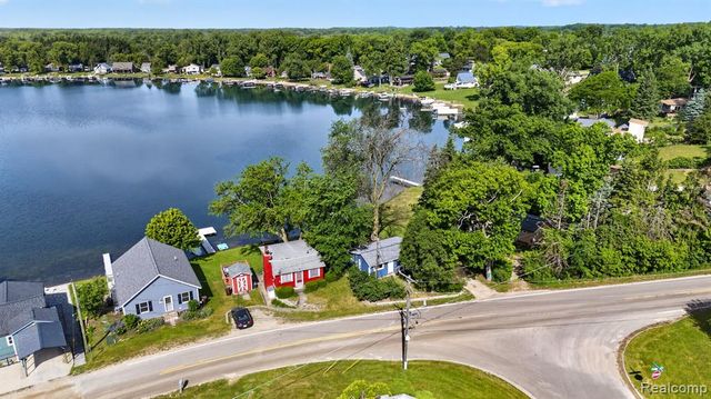 1717 Triangle Lake Road, Howell, MI 48843