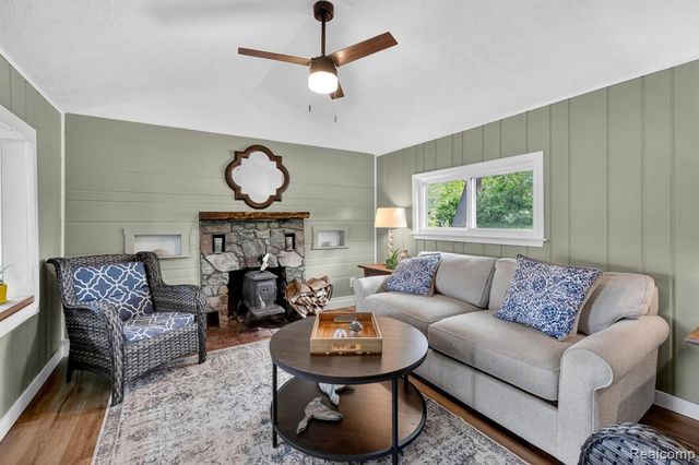 1717 Triangle Lake Road, Howell, MI 48843