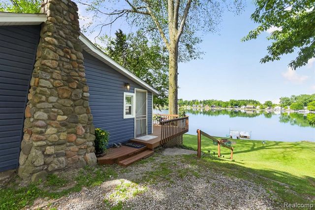 1717 Triangle Lake Road, Howell, MI 48843