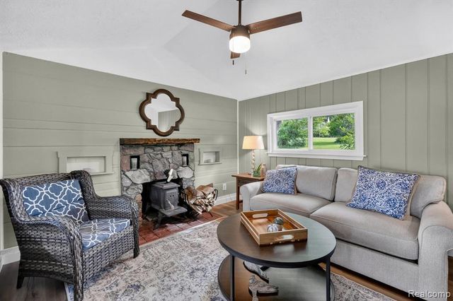 1717 Triangle Lake Road, Howell, MI 48843