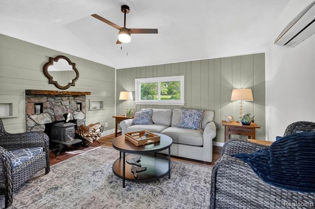 1717 Triangle Lake Road, Howell, MI 48843