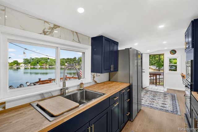 1717 Triangle Lake Road, Howell, MI 48843