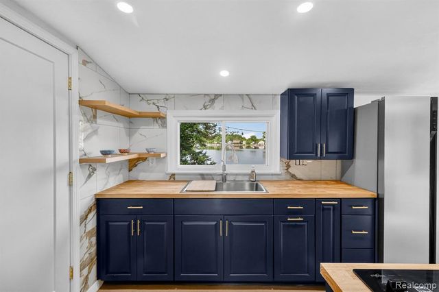 1717 Triangle Lake Road, Howell, MI 48843