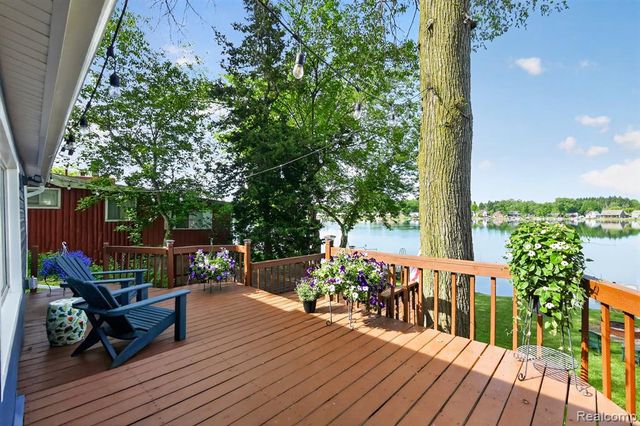 1717 Triangle Lake Road, Howell, MI 48843