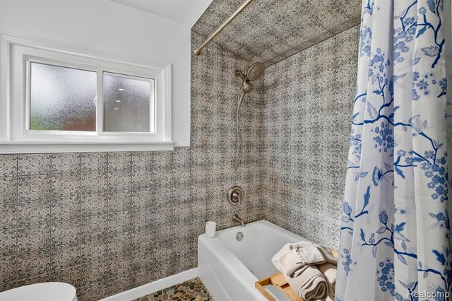 1717 Triangle Lake Road, Howell, MI 48843
