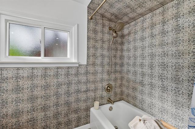 1717 Triangle Lake Road, Howell, MI 48843