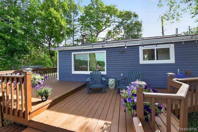 1717 Triangle Lake Road, Howell, MI 48843