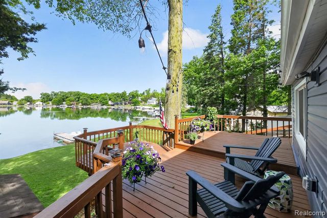 1717 Triangle Lake Road, Howell, MI 48843