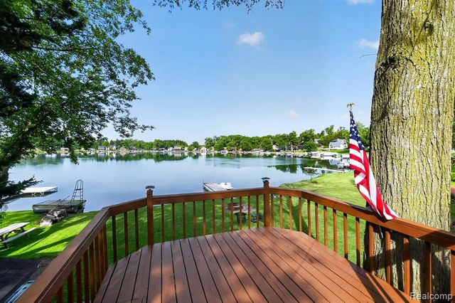 1717 Triangle Lake Road, Howell, MI 48843