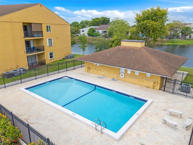 15470 SW 82nd Ln 327, Miami, FL 33193