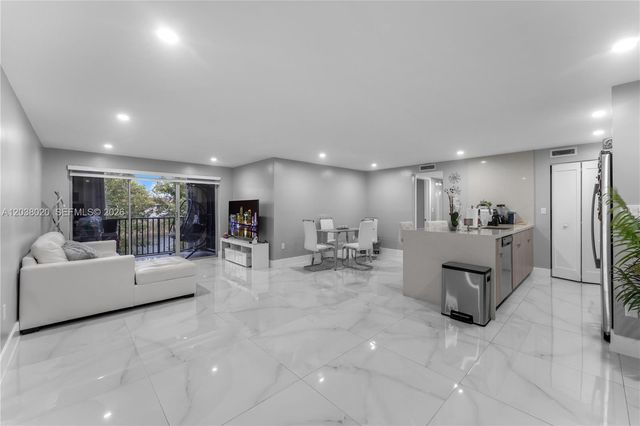 15470 SW 82nd Ln 327, Miami, FL 33193