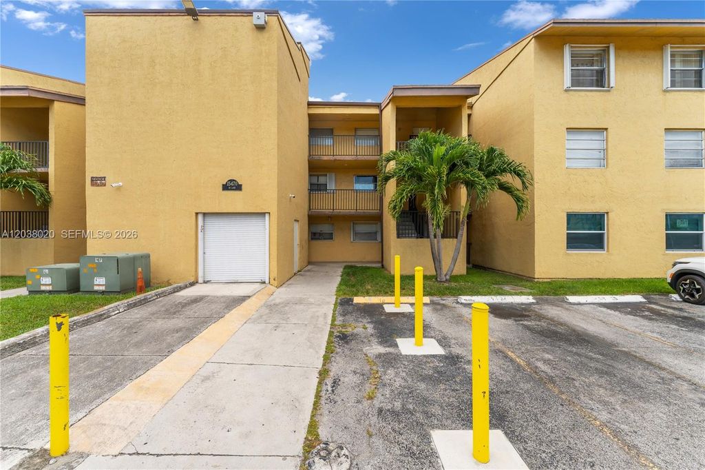 15470 SW 82nd Ln 327, Miami, FL 33193