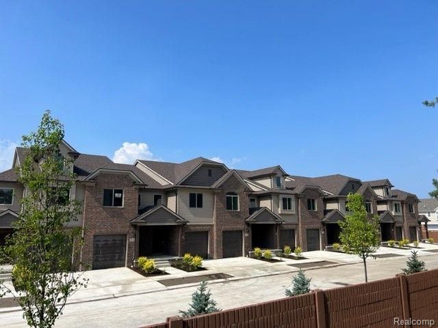 4184 Secluded Pines Dr, Sterling Heights, MI 48314