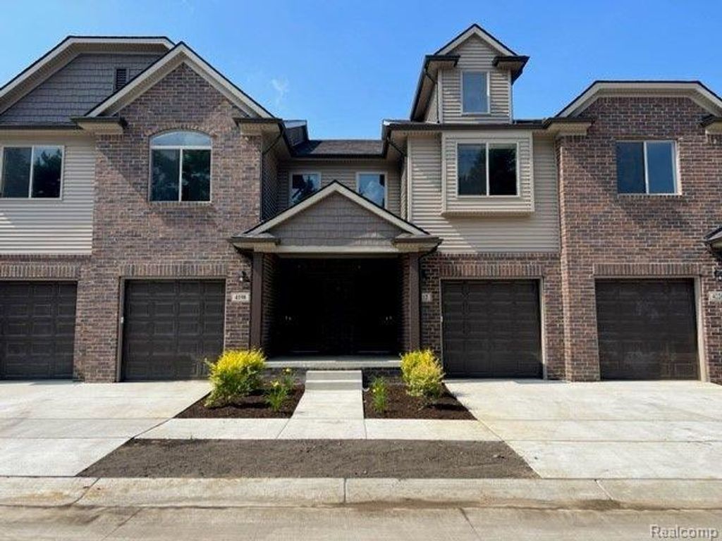 4184 Secluded Pines Dr, Sterling Heights, MI 48314