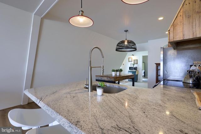 1770 WINDY HILL RD, Lancaster, PA 17602