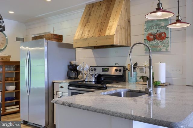 1770 WINDY HILL RD, Lancaster, PA 17602