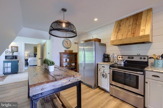 1770 WINDY HILL RD, Lancaster, PA 17602