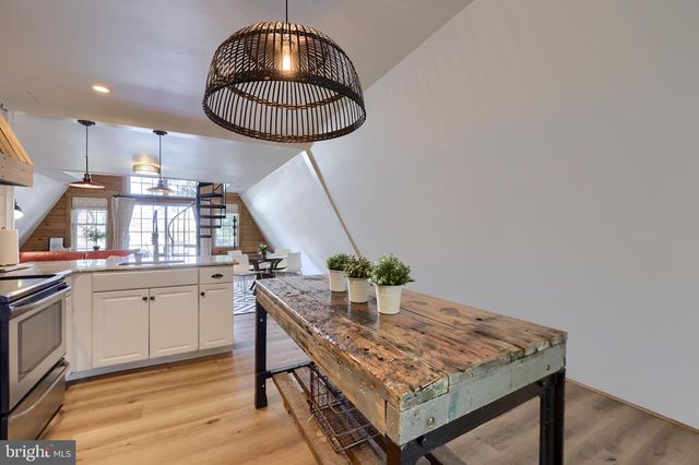 1770 WINDY HILL RD, Lancaster, PA 17602