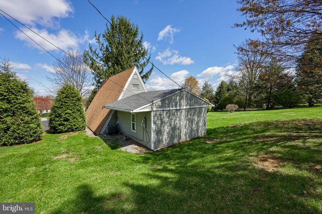 1770 WINDY HILL RD, Lancaster, PA 17602