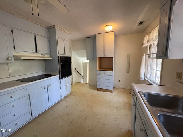 824 Ravenwood Drive, Raleigh, NC 27606