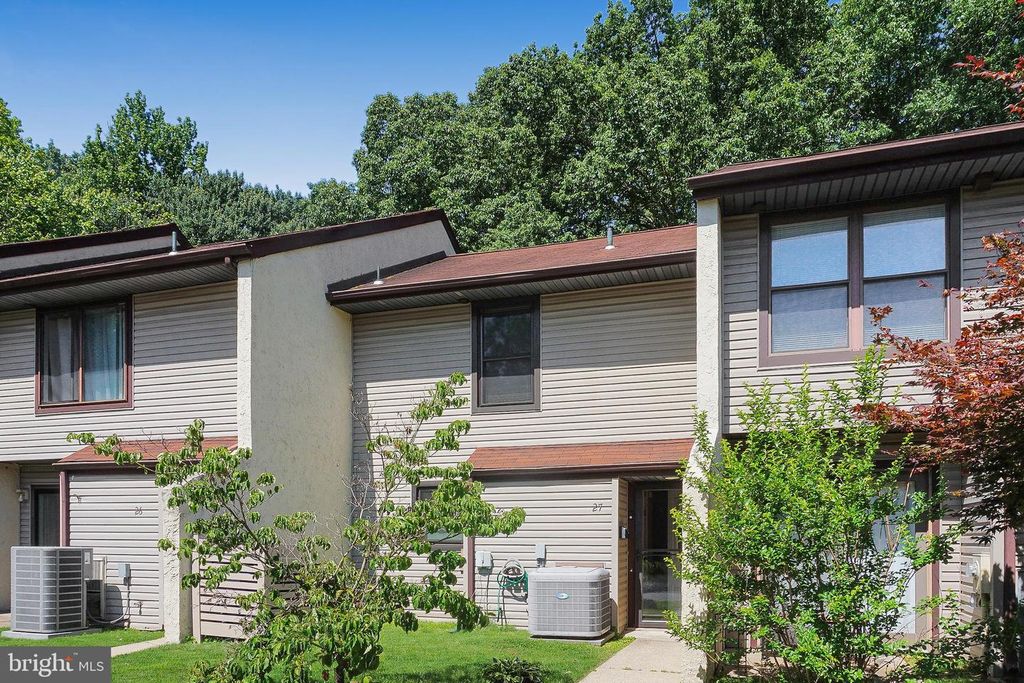 27 W AZALEA LN, Mount Laurel, NJ 08054