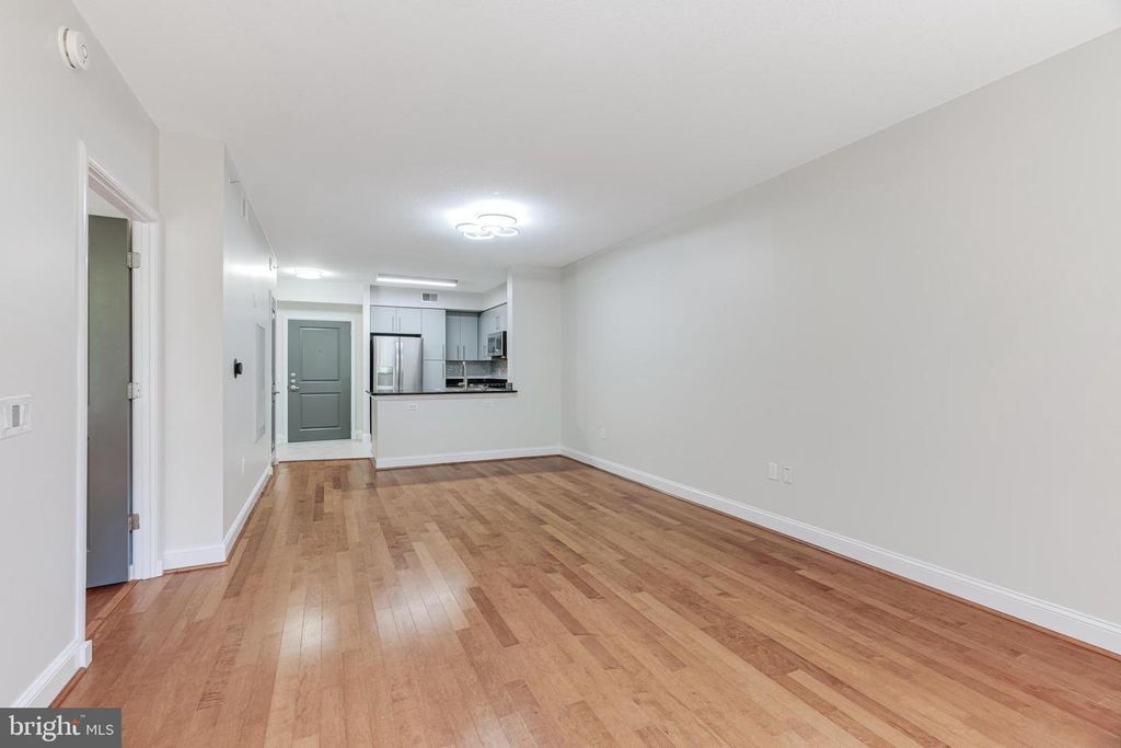 Image 10 of property listing at 1021 N GARFIELD #327, Arlington, VA 22201