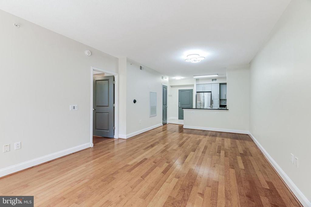 Image 11 of property listing at 1021 N GARFIELD #327, Arlington, VA 22201