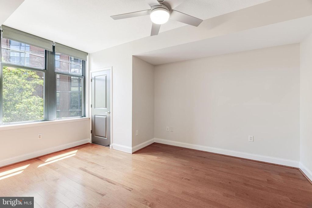 Image 12 of property listing at 1021 N GARFIELD #327, Arlington, VA 22201