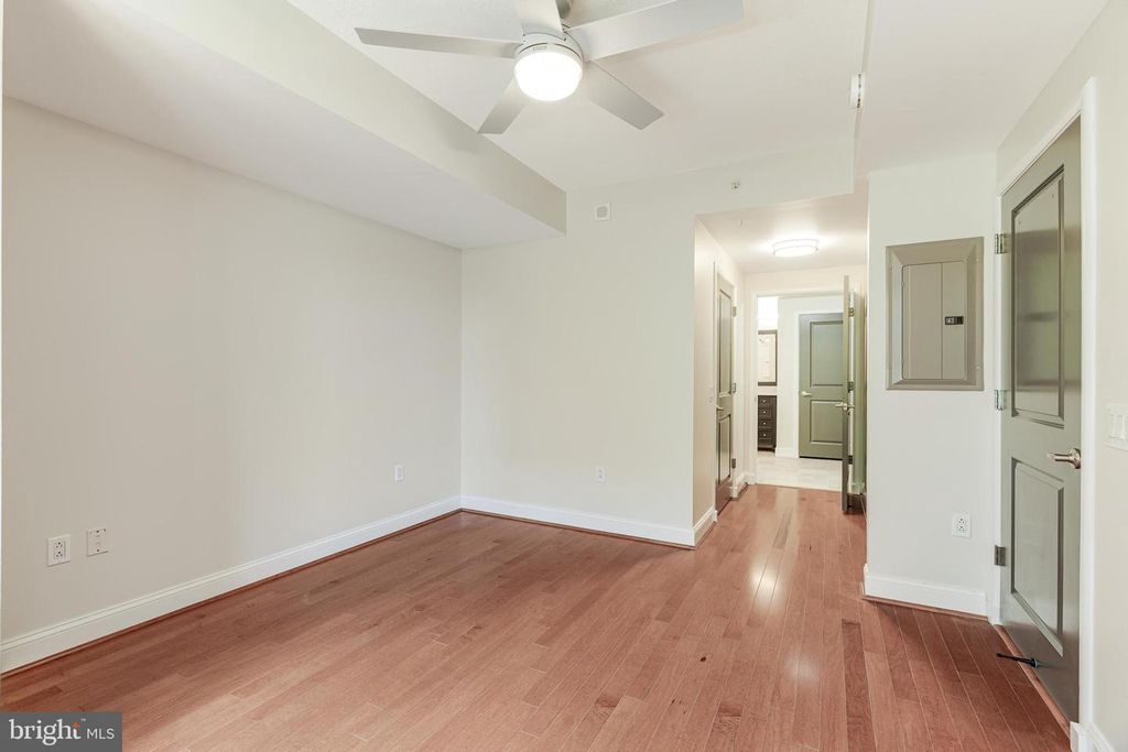 Image 13 of property listing at 1021 N GARFIELD #327, Arlington, VA 22201
