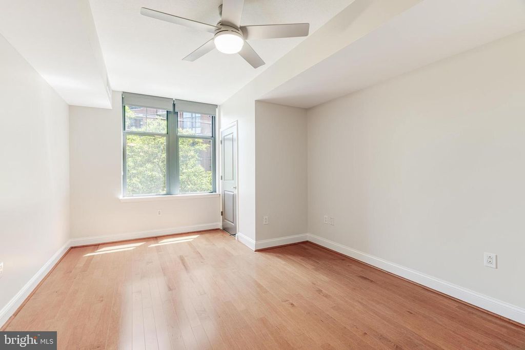 Image 14 of property listing at 1021 N GARFIELD #327, Arlington, VA 22201