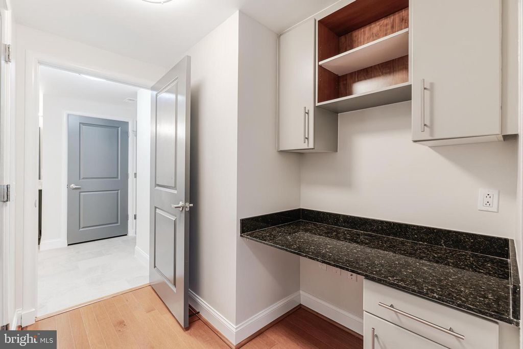Image 15 of property listing at 1021 N GARFIELD #327, Arlington, VA 22201