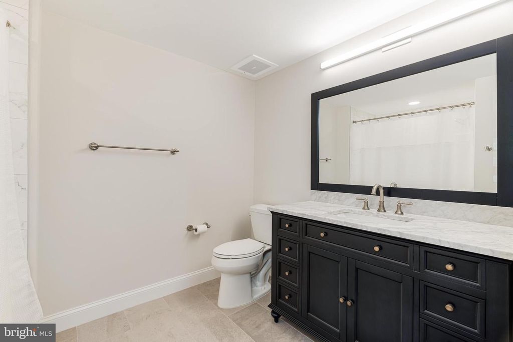 Image 16 of property listing at 1021 N GARFIELD #327, Arlington, VA 22201