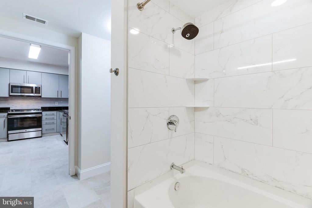 Image 17 of property listing at 1021 N GARFIELD #327, Arlington, VA 22201